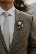 Load image into Gallery viewer, Boutonnière