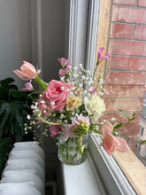 Load image into Gallery viewer, ♥ Valentine&#39;s Day ♥ - Baby Love - Small Size Vase Arrangement
